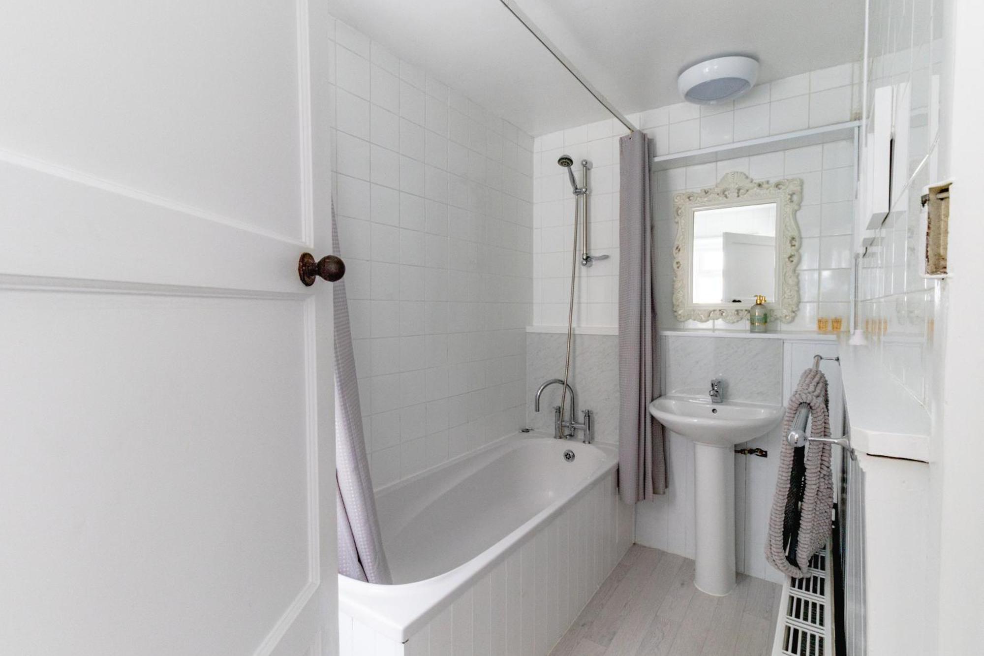 צ'לטנהם Fabulous, Vibrant, Town House, Central Bath Road מראה חיצוני תמונה